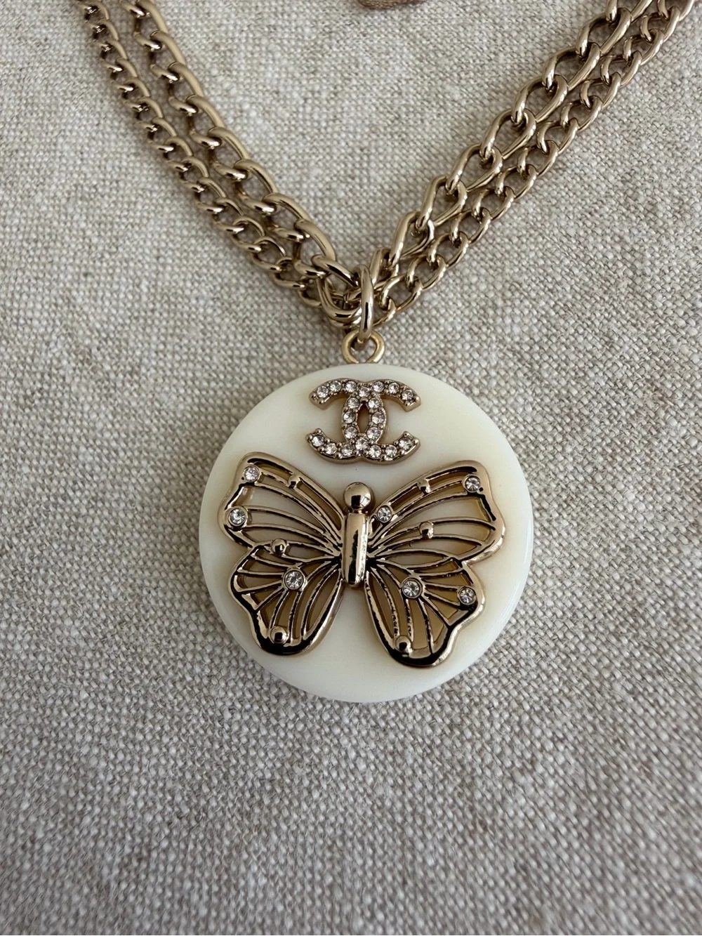 🤍CHANEL Gold-Tone Chain Necklace with Cream Disc & Butterfly✨